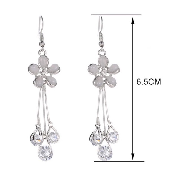 🌟 Beautiful Platinum Plated Flower Drop Earrings - Picture 3 of 4
